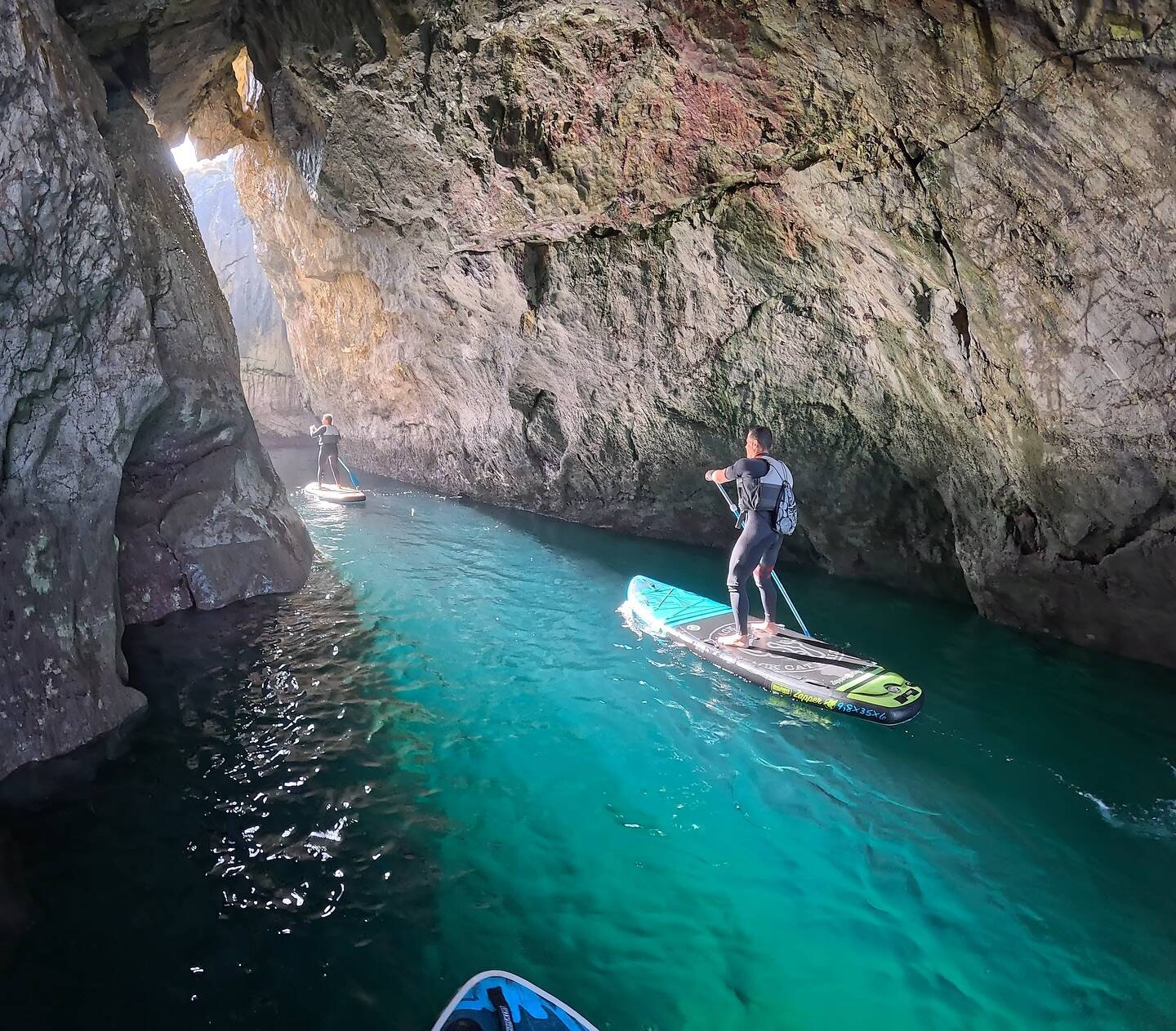 Foto: Rutas guiadas de paddle surf en la costa oriental asturiana para recorrer sus impresionantes "catedrales del mar". (Escuela Asturiana de Surf)