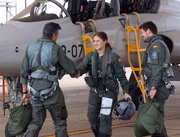 La princesa Leonor saluda al coronel jefe de la BA de Talavera la Real, Daniel Fernández de Bobadilla Lorenzo, tras el vuelo de instrucción con el avión de combate F5. (© Casa de S.M. el Rey)