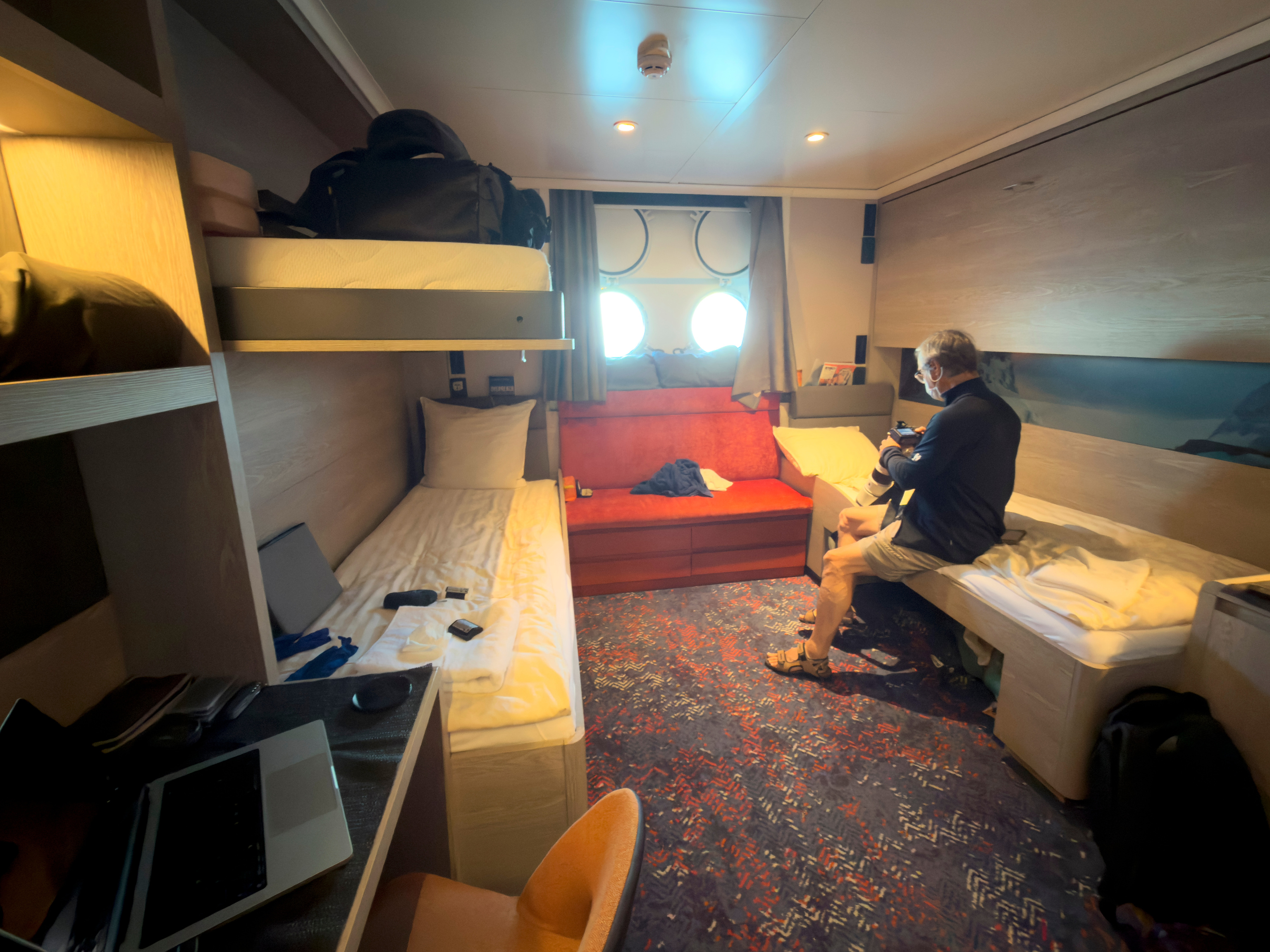 Uno de los pasajeros del MV Hondius, en su camarote.