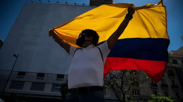 Colombiano en España con la bandera de Colombia.