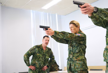 Fotografía difundida por la Casa Real que muestra a la reina Máxima de Holanda durante un entrenamiento militar en Breda el miércoles.Credit...Ministerio de Defensa de los Países Bajos).