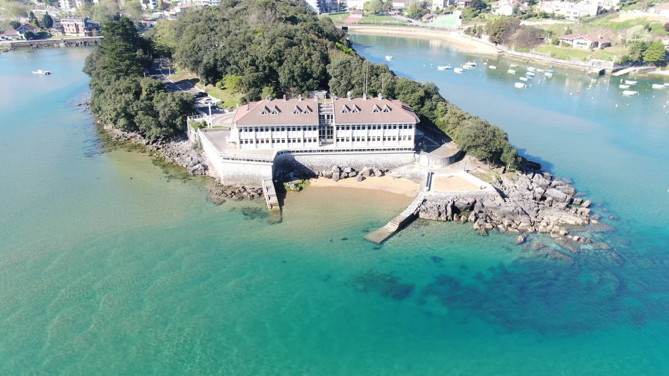 Foto: El histórico edificio de la isla recuerda la etapa en la que este rincón de Urdaibai fue uno de los grandes destinos de veraneo de Bizkaia. (X)