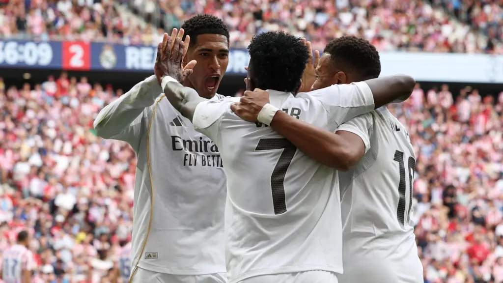 Bellingham, Vinicius y Mbappé celebran un gol del Madrid.