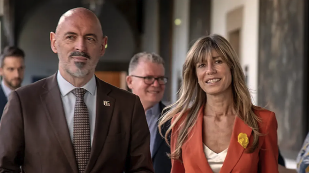 Joaquín Goyache, rector de la UCM, y Begoña Gómez en un acto.
