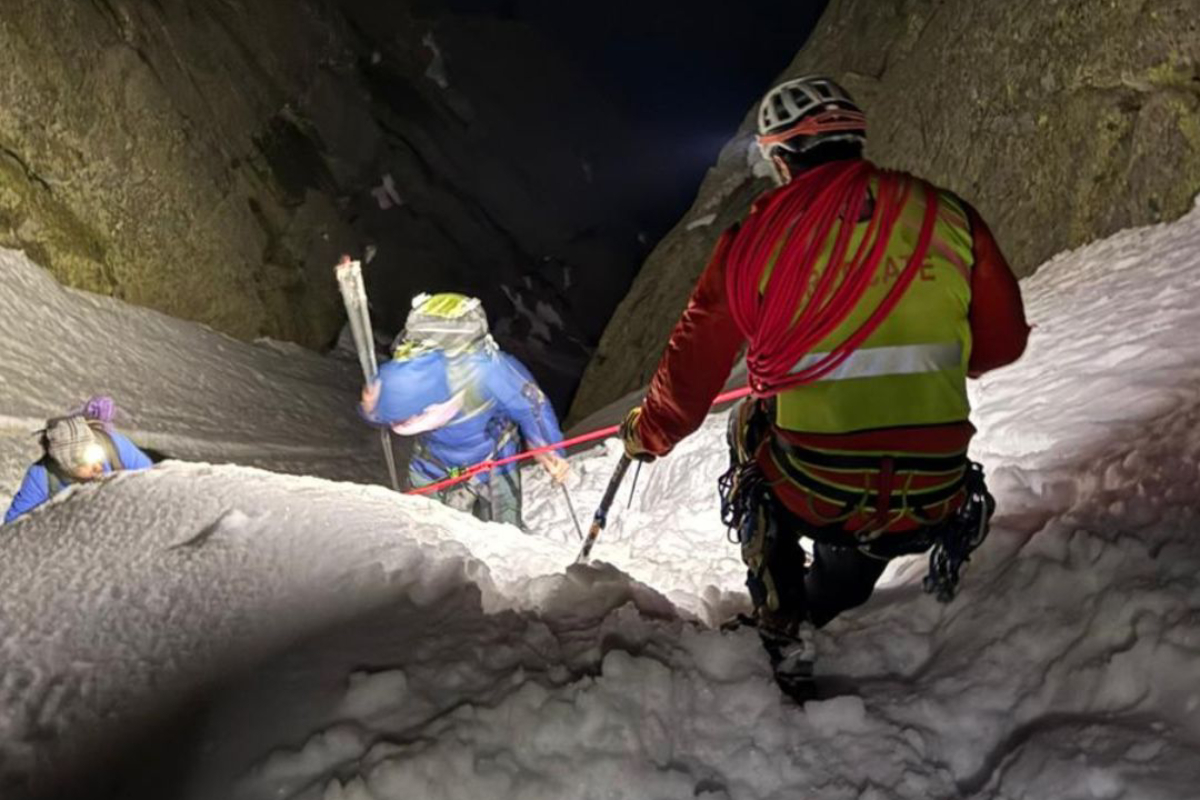 Personal de emergencias ayudan al rescate de un grupo de montañeros en Gredos.
