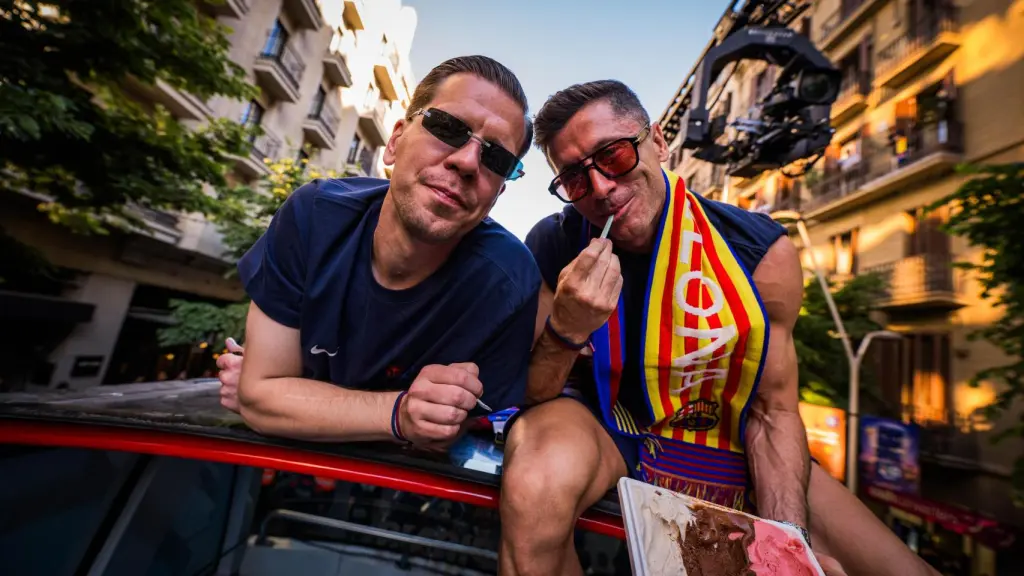 Szczesny y Lewandowski comen helado durante la rúa de celebración del Barça.