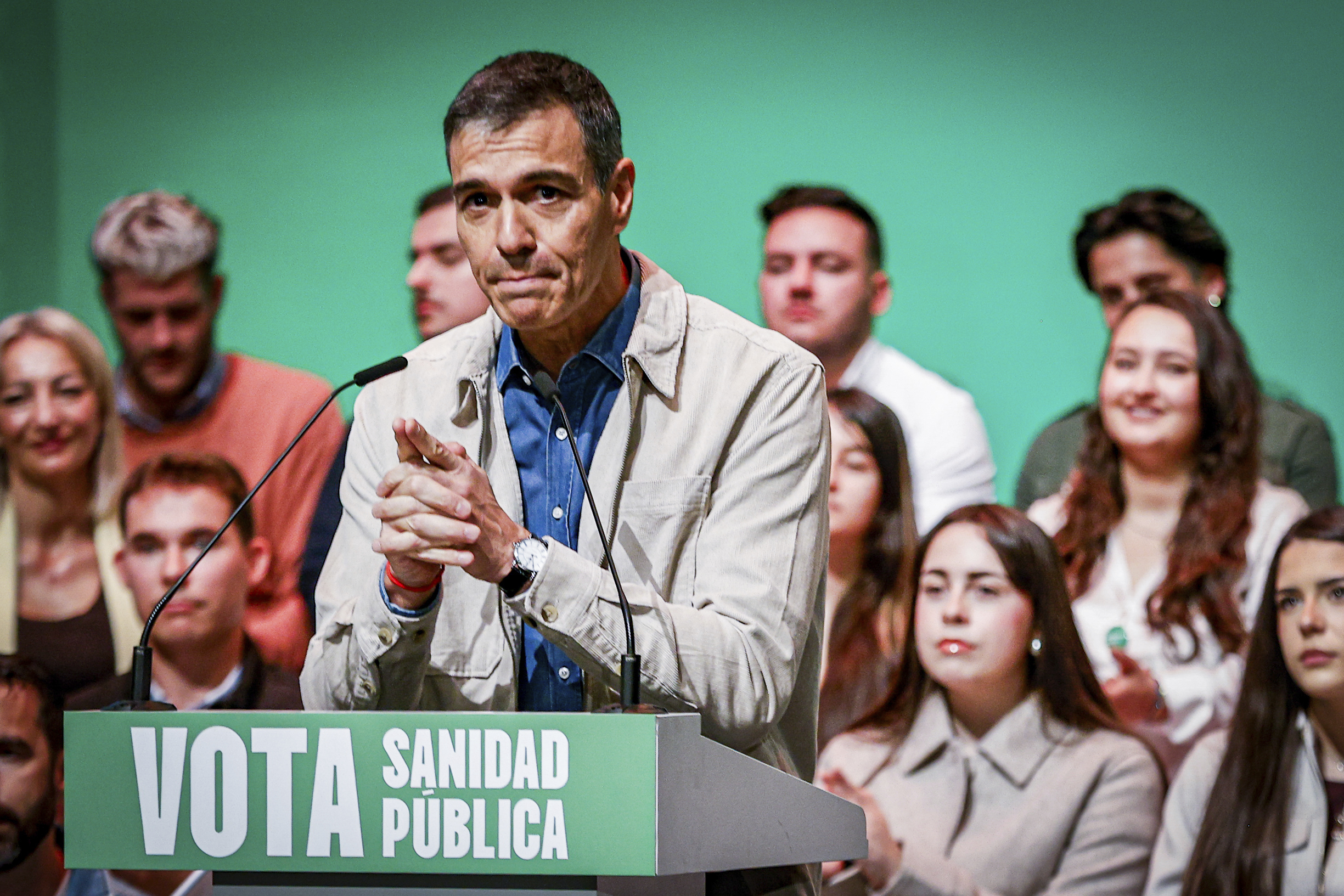 Pedro Sánchez y María Jesús Montero, en el mitin en La Línea de la Concepción (Cádiz).