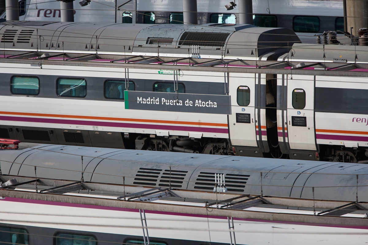 Un tren de cercanías en la estación de Almudena Grandes-Atocha Cercanías. Jesús Hellín - Europa Press