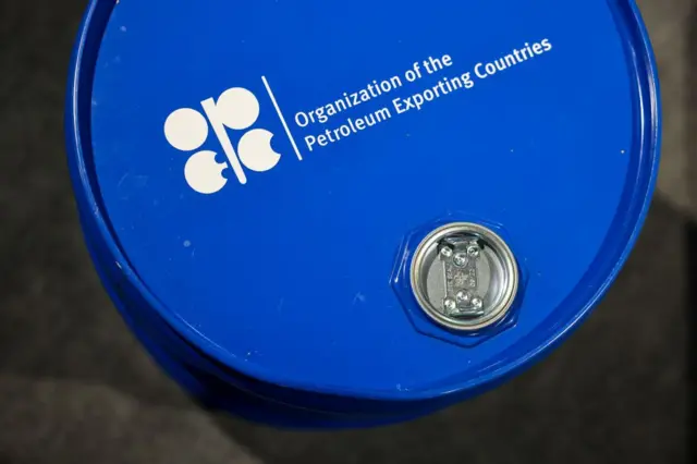 Un barril de petróleo azul donde se la inscripción: Organización Países Exportadores de Petróleo en inglés.