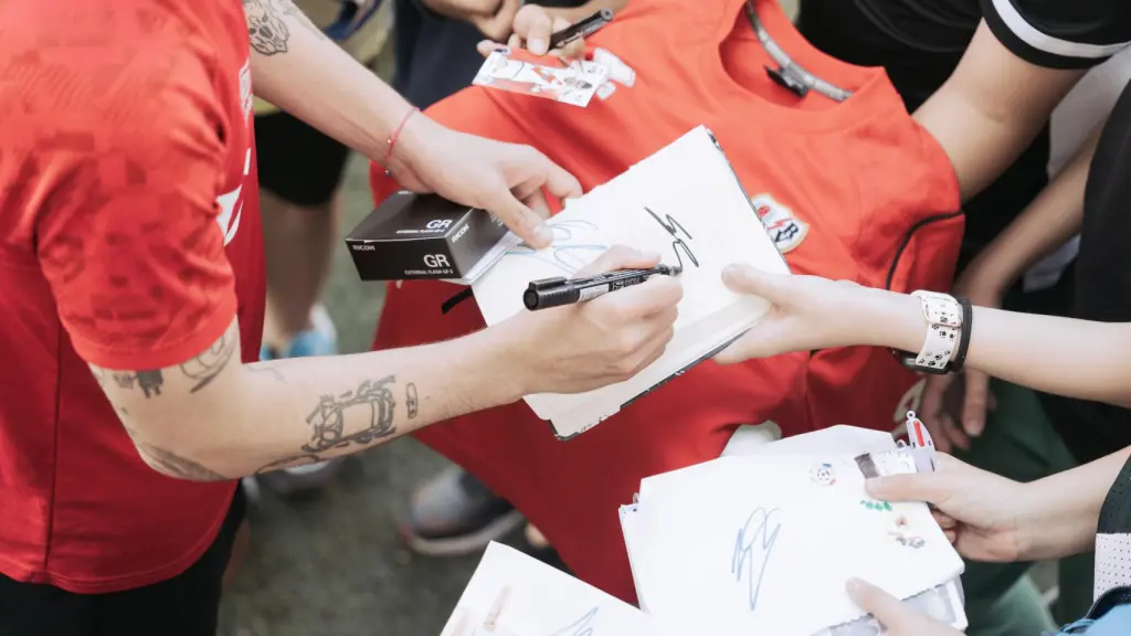 Sergio Camello firmando autógrafos a unos grupo de niños en la ciudad deportiva del Rayo.