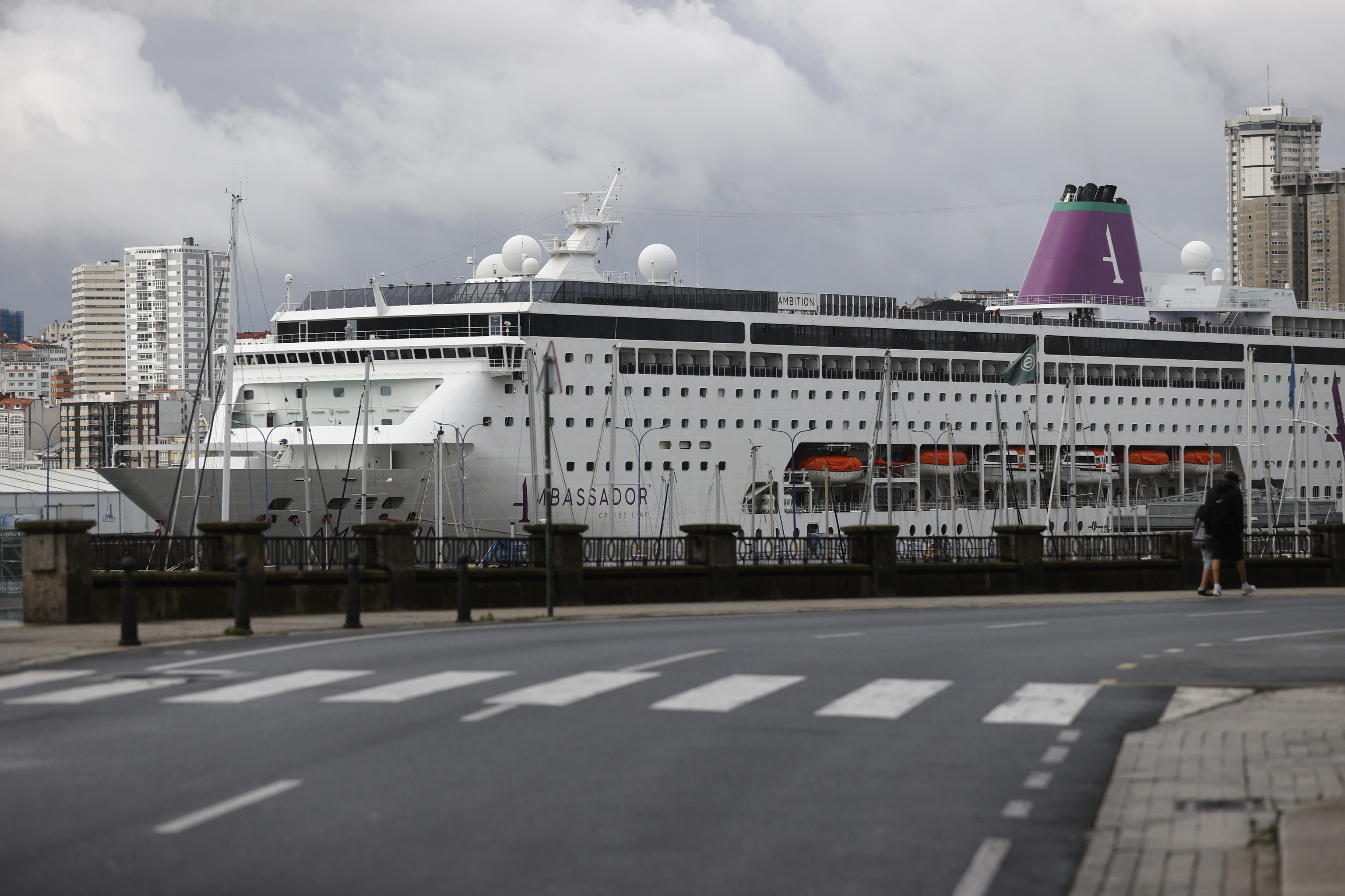 El crucero Ambition, en el puerto de La Coruña este sábado.