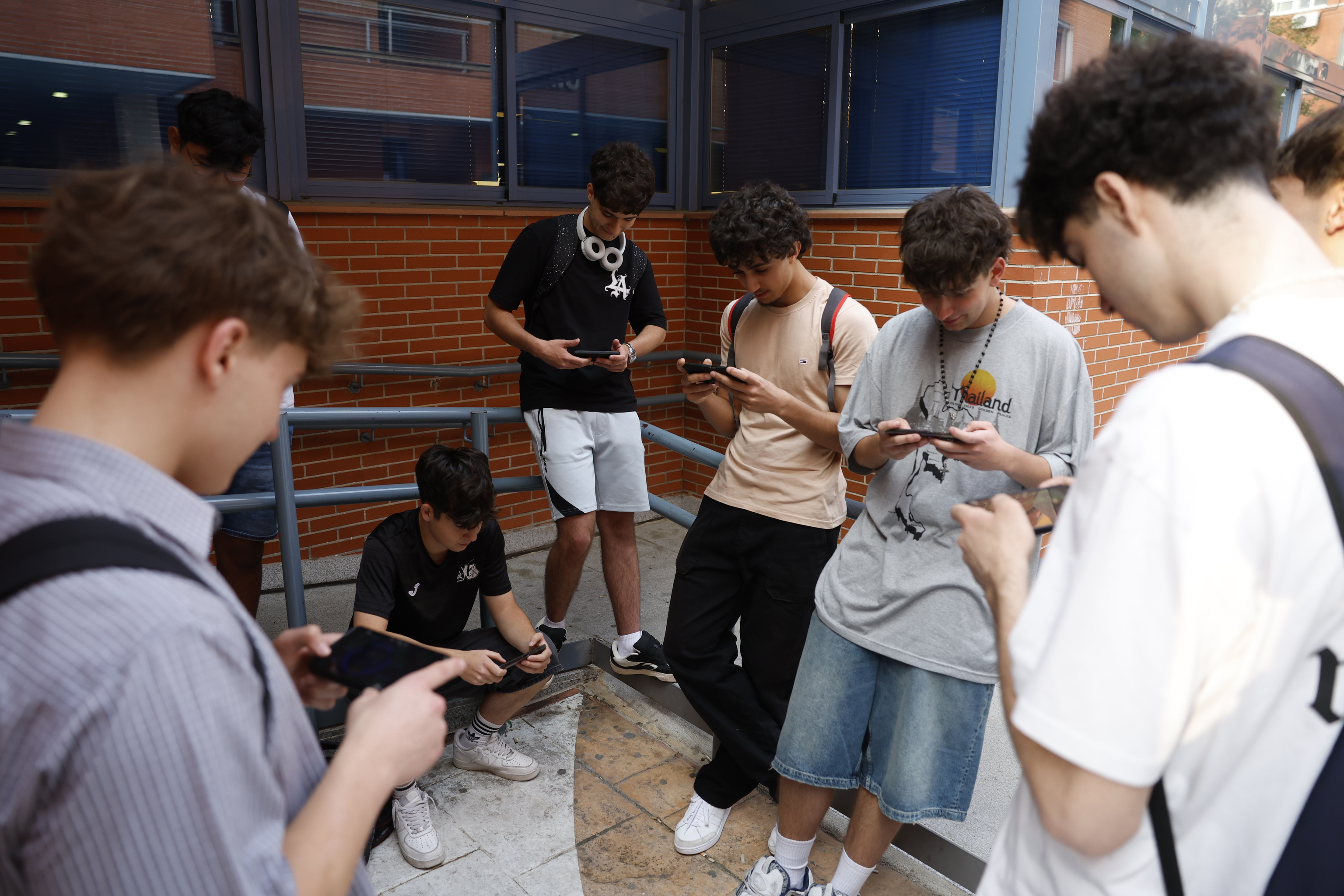 Alumnos en la Complutense tras terminar de hacer la Selectividad.
