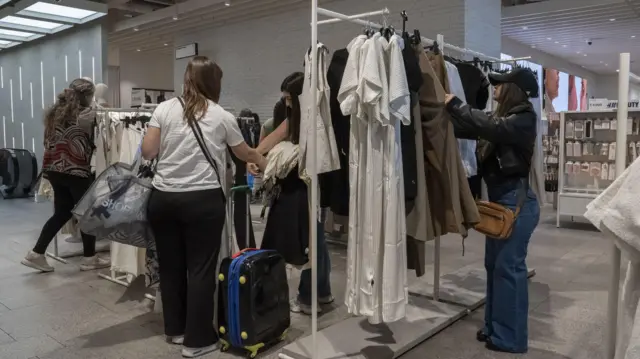 Una visitante argentina con una maleta para transportar sus compras en el centro comercial Parque Arauco, en Santiago de Chile, el viernes 3 de octubre de 2025.