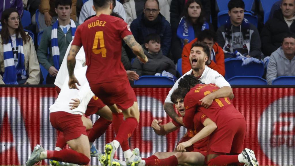 Los jugadores del Valencia celebran la salvación.