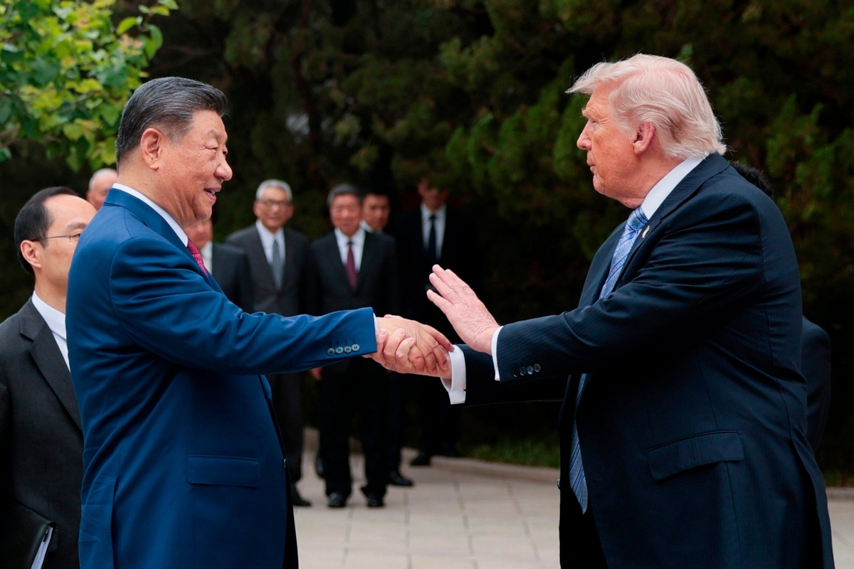 El presidente de Estados Unidos, Donald Trump (derecha), estrecha la mano de su homólogo chino, Xi Jinping. (Evan Vucci/Pool Foto vía AP, archivo)