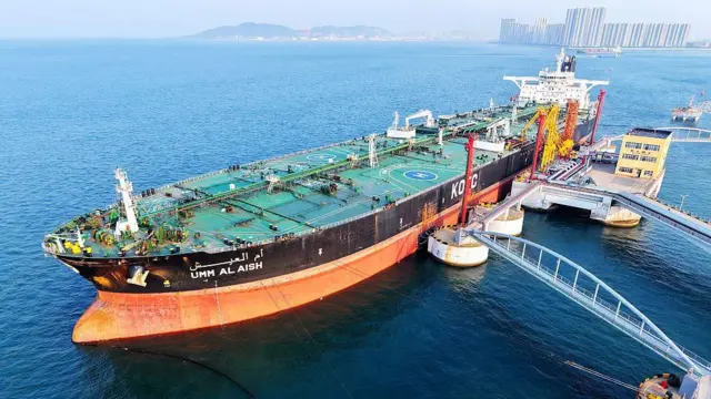 Un buque petrolero extranjero descarga petróleo crudo importado en la ciudad de Qingdao, provincia de Shandong, China