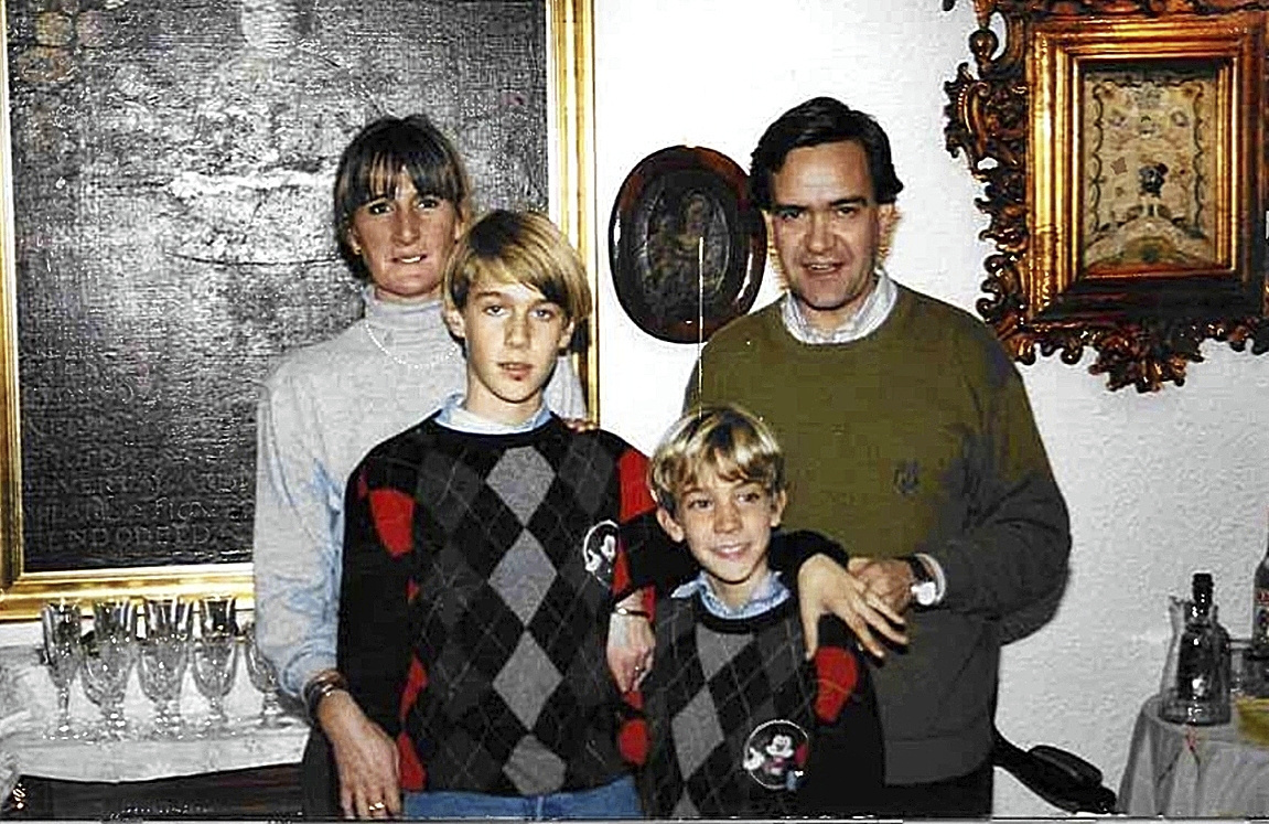 Borja Giménez, en una foto familiar junto a su madre, su padre y su hermano mayor.