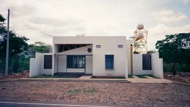 Una vivienda energéticamente eficiente, alimentada por energía solar, diseñada y construida por la comunidad de Gaviotas y replicada en la región de La Guajira, en Colombia.