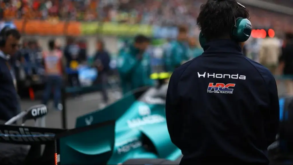 Un ingeniero de Honda visualiza el AMR26 en el GP de China.