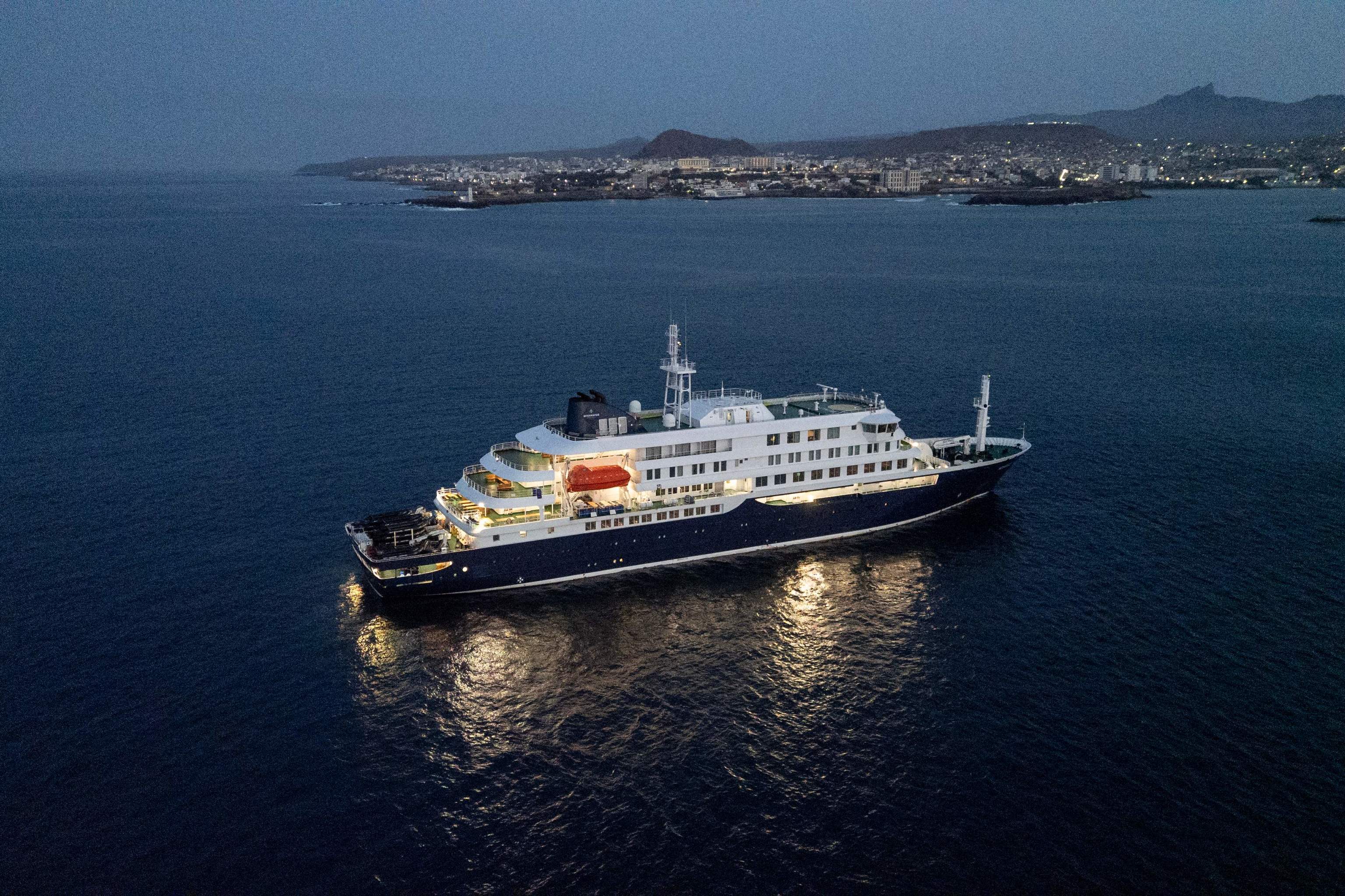 El crucero, fondeado en Praia (Cabo Verde).