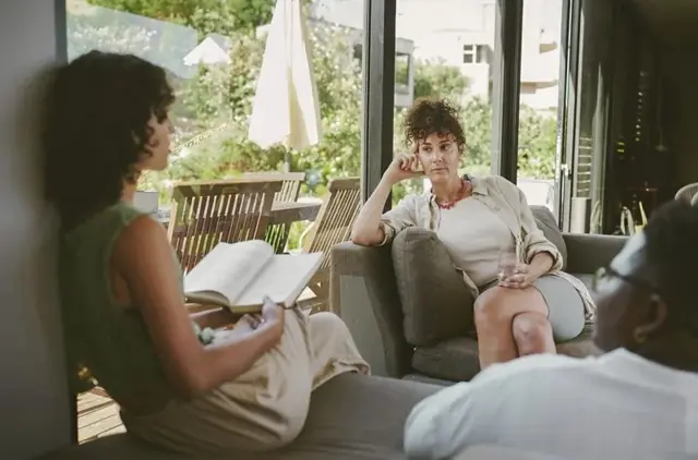 Un grupo de mujeres conversando.