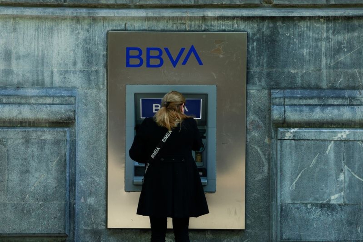 Una mujer utiliza un cajero automático del banco BBVA en la Gran Vía de Bilbao. REUTERS/Vincent West