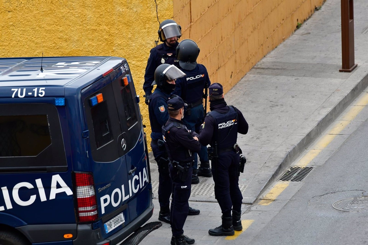 Agentes de Policía en Ceuta (Antonio Sempere - Europa Press)