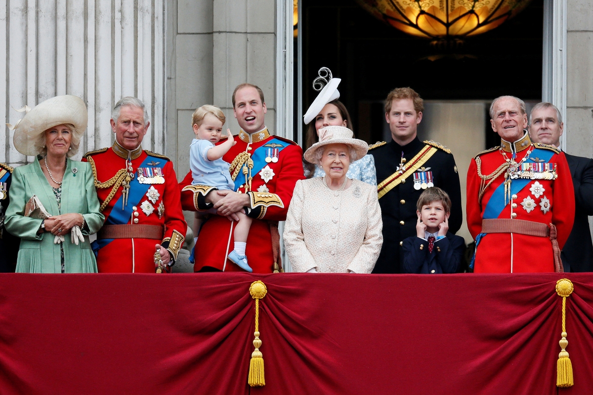 Isabel II junto a parte de su familia en una imagen de 2015. REUTERS/Stefan Wermuth/File Photo