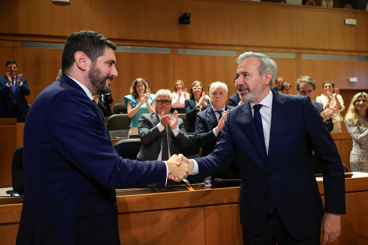 El presidente del PP de Aragón, Jorge Azcón (d) es felicitado por el portavoz de Vox, Alejandro Nolasco Asensio tras ser reelegido presidente de Aragón para encabezar su segundo Gobierno con apoyo de Vox. (EFE/ Javier Cebollada)