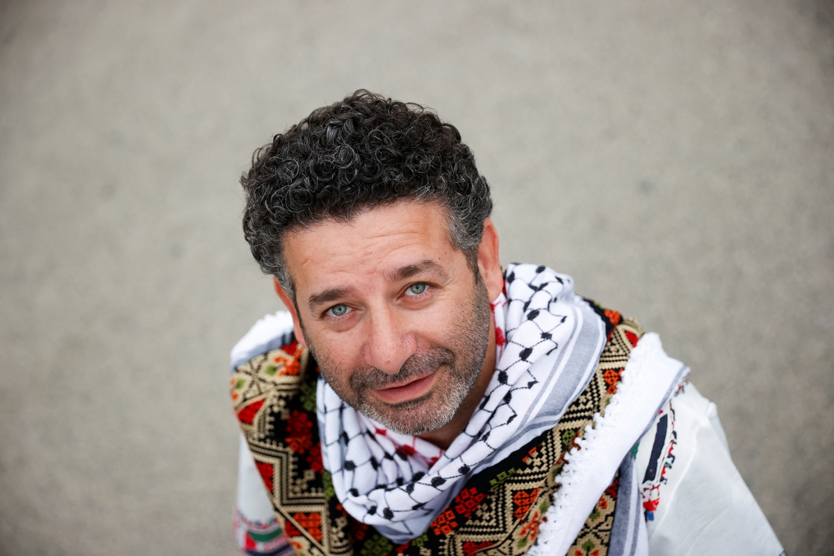 Saif Abukeshek, activista hispano-palestino y militante de la Intersindical Alternativa de Catalunya, permanece "ilegalmente retenido" por las FDI (REUTERS/Eva Manez)