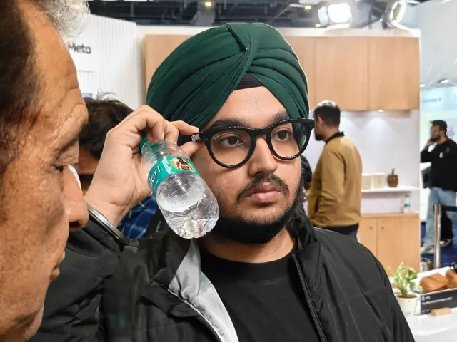 Una persona con un turbante en la cabeza se prueba unas gafas de Meta