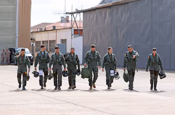 Alumnos de la Academia General del Aire y del Espacio (AGA) e instructores del Ala 23, antes de volar en los aviones F5. (© Casa de S.M. el Rey)