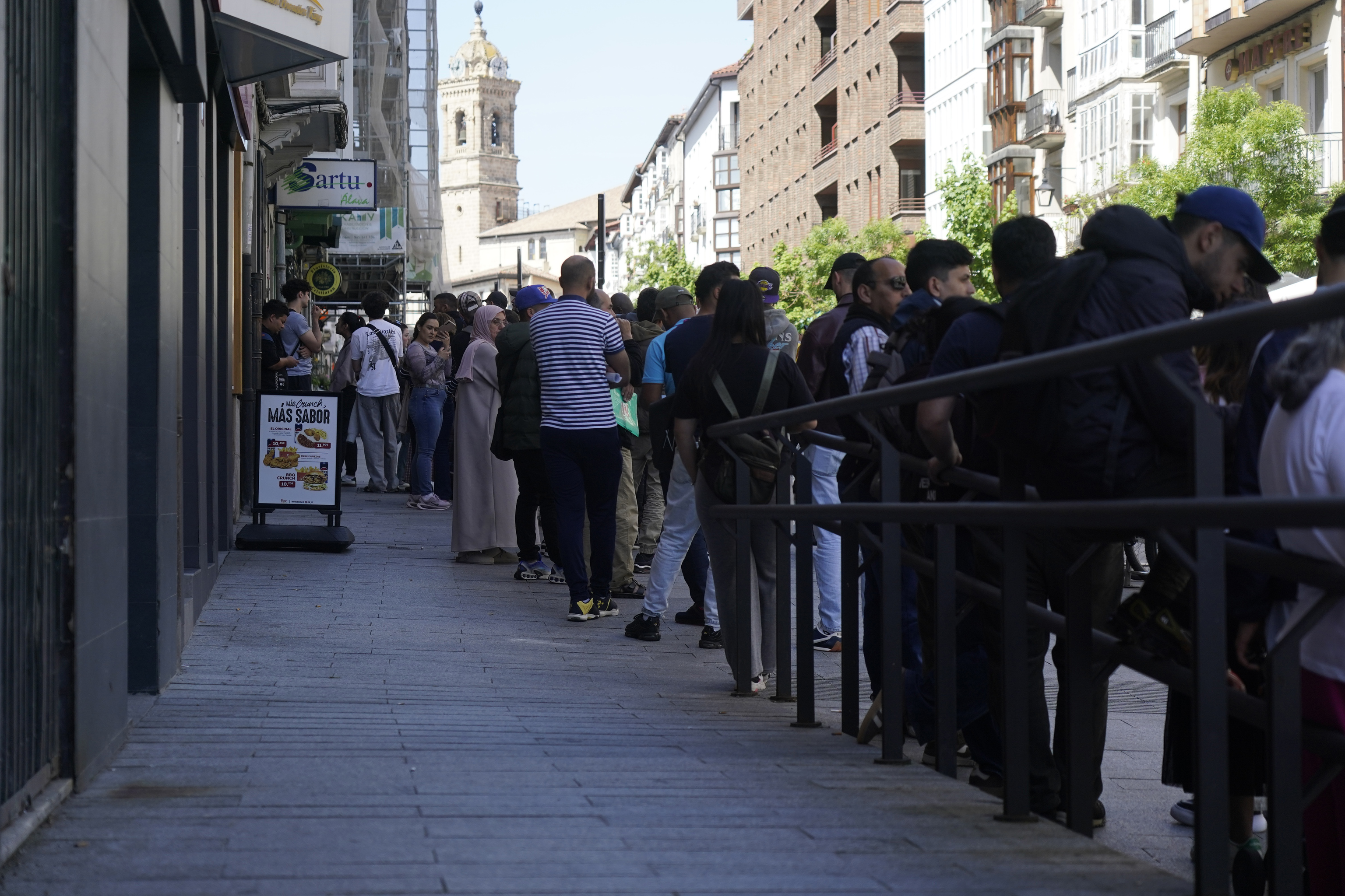 Fila de personas para tramitar la documentación de la regularización, el pasado 20 de abril.