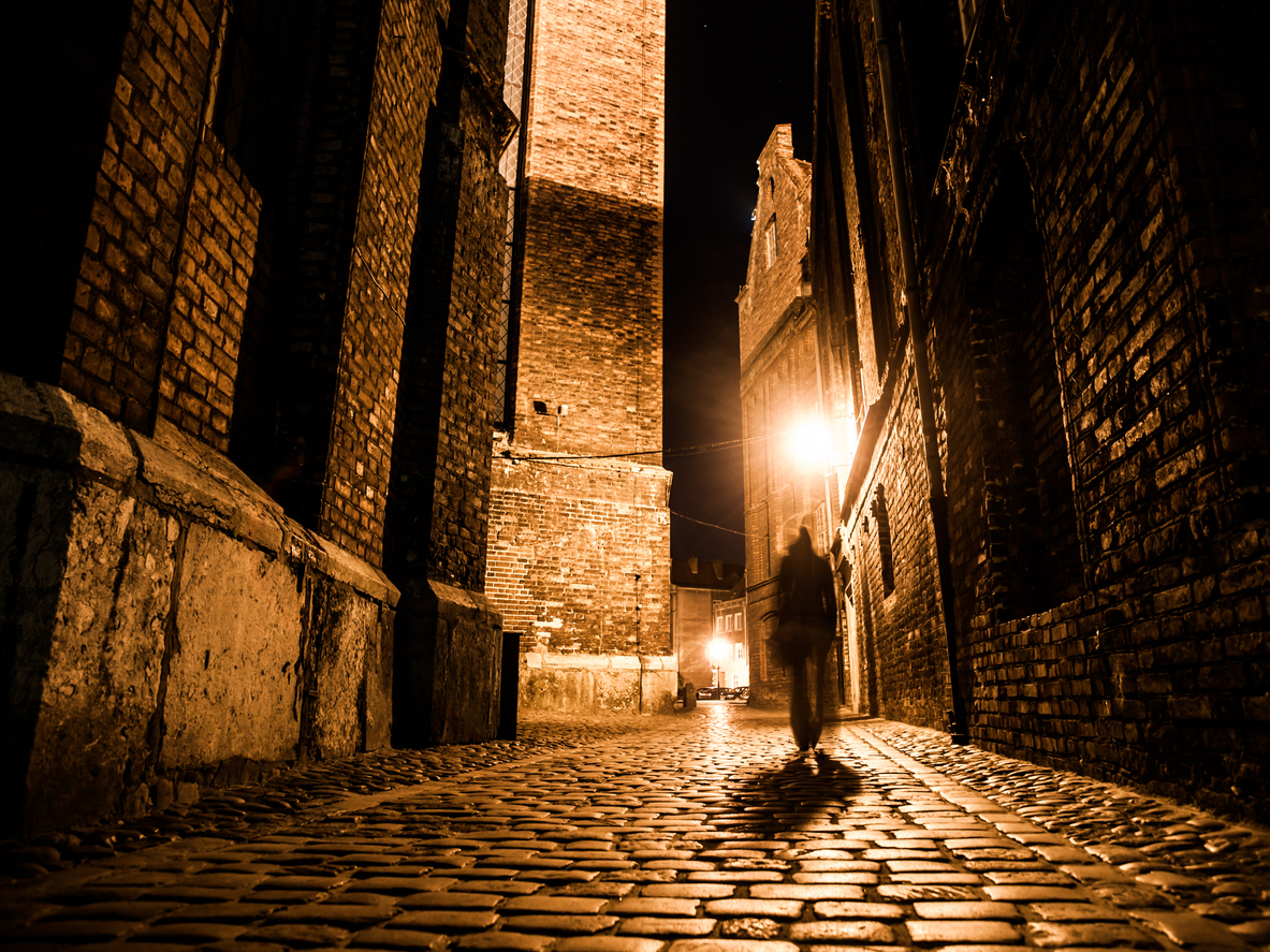Foto: Una calle iluminada por la noche. (iStock)