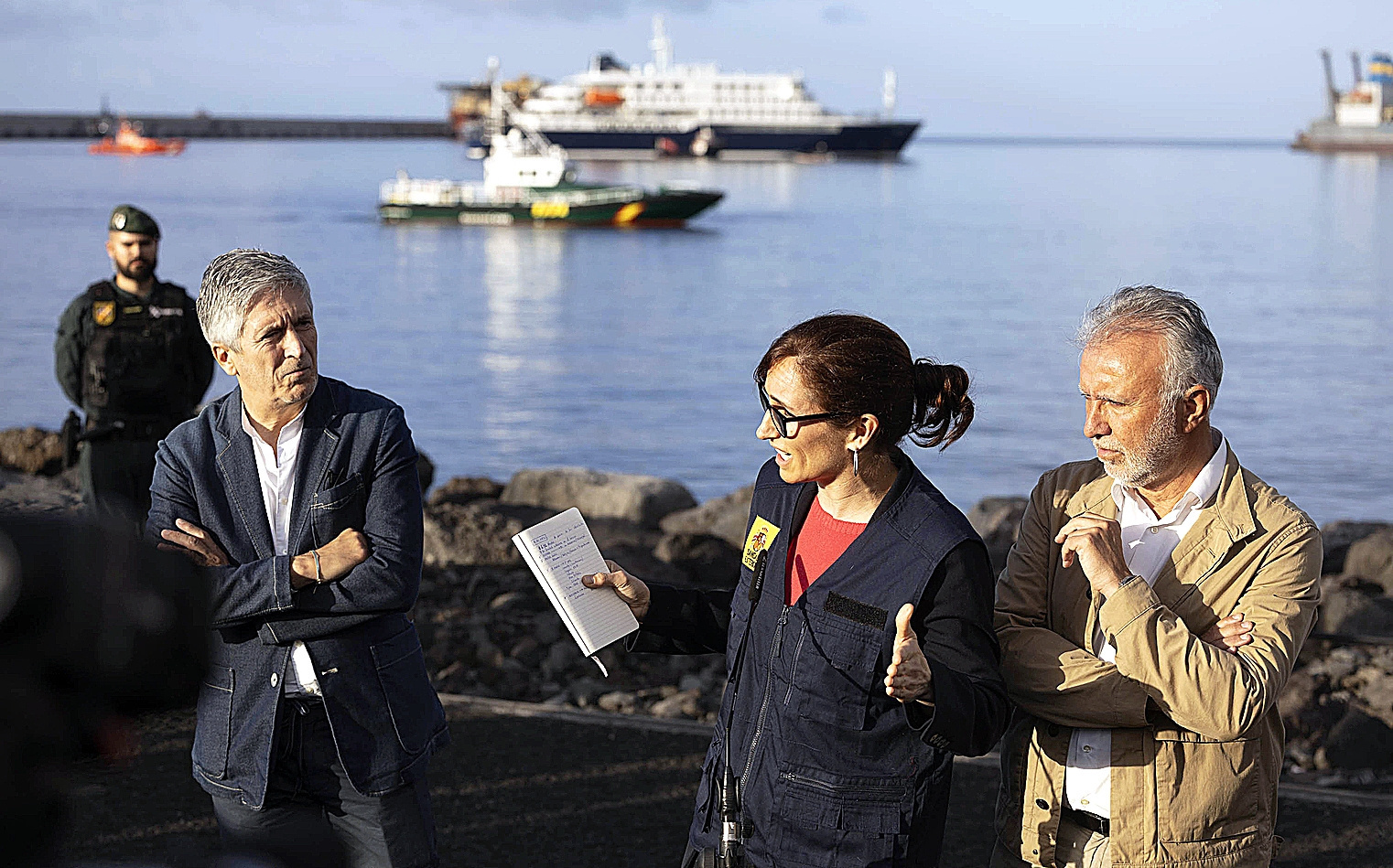 Los ministros Marlaska, García y Torres, ayer, con el 'Hondius' fondeado frente a la isla de Tenerife.