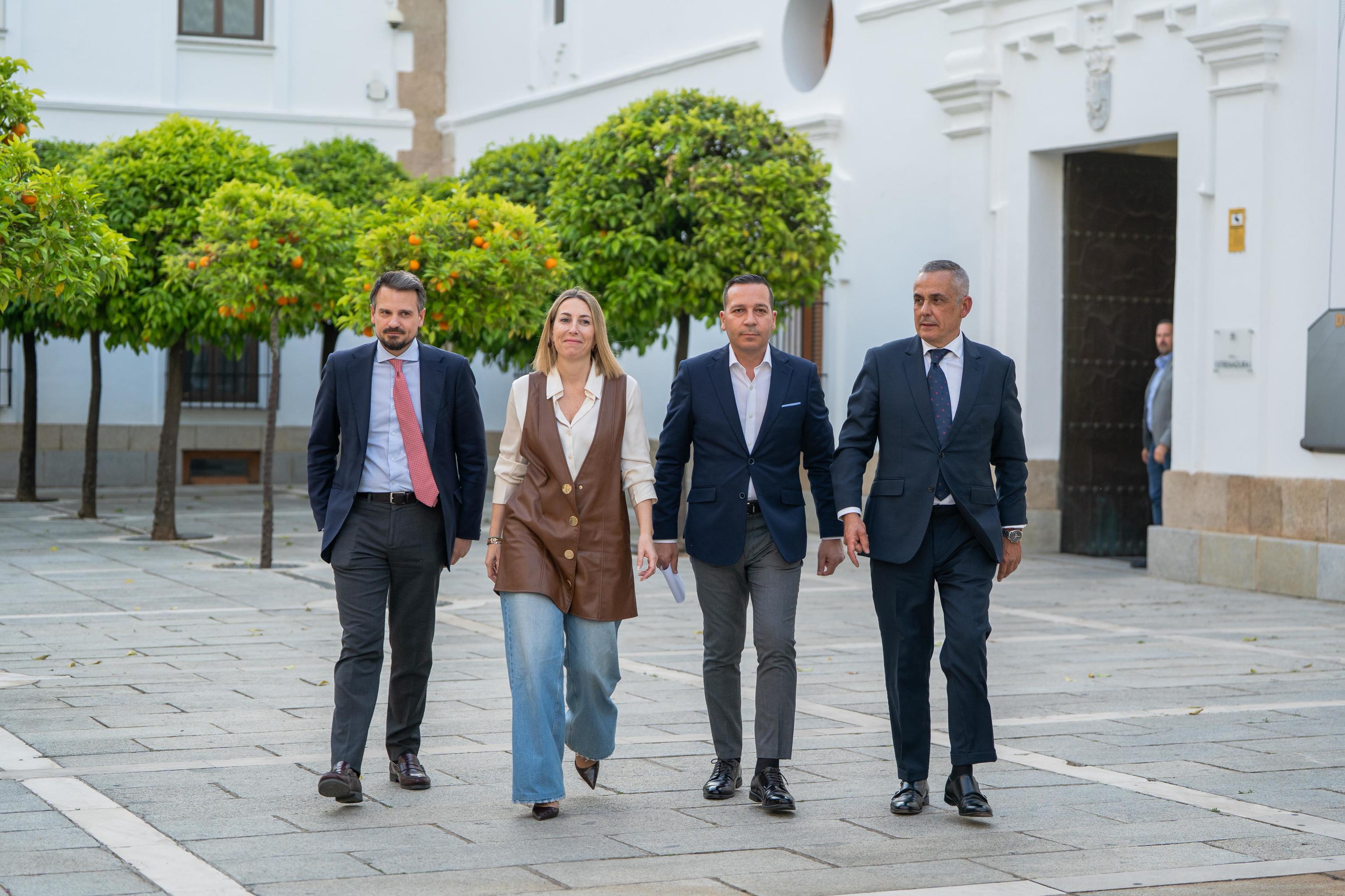María Guardiola y sus socios de Vox el pasado 16 de abril se dirigen a la prensa para comunicar el acuerdo