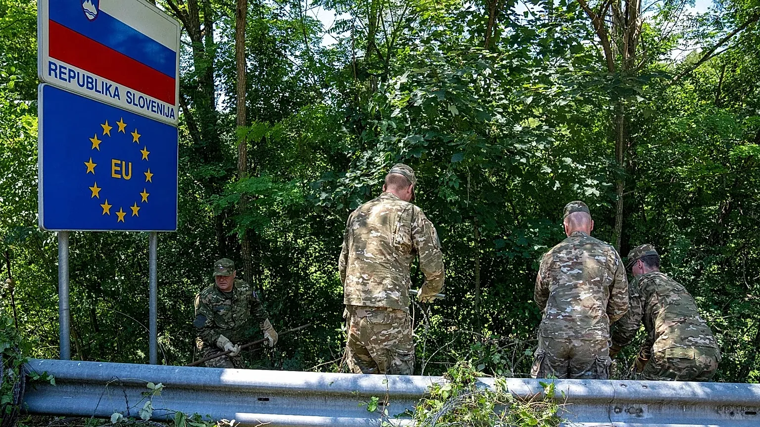 Slovenian soldiers deployed for the removal of border fence remove razor wire at the border crossing with Croatia in Krmacina, 15 July, 2022