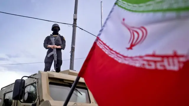 Los servicios de seguridad iraníes vigilando de cerca una concentración religiosa estatal en Teherán.