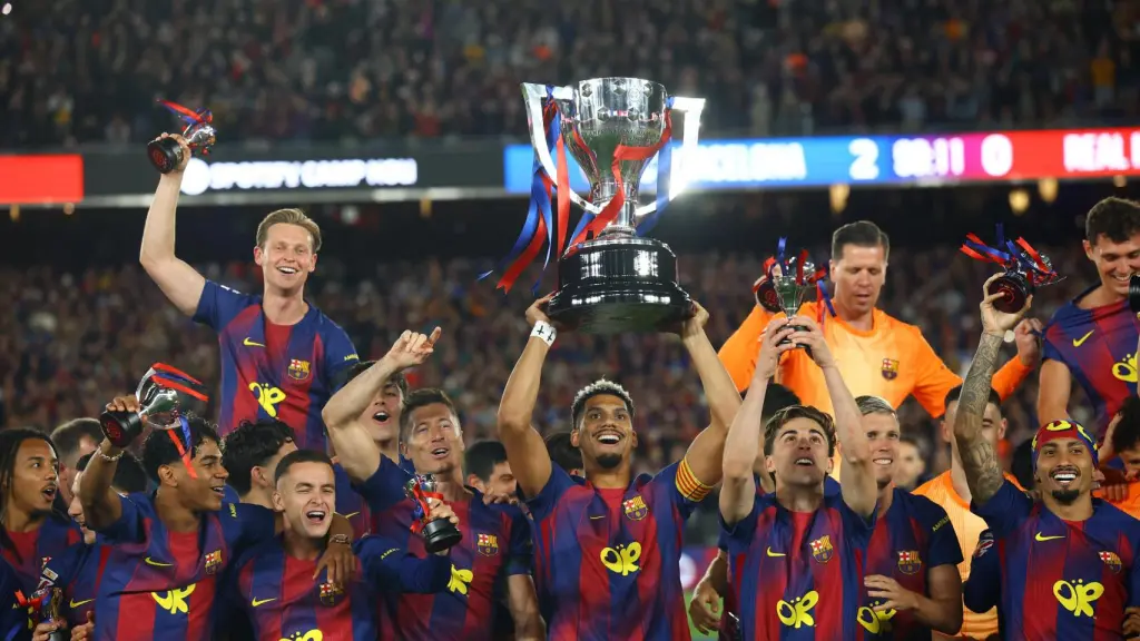 Araújo levanta el título de La Liga ganado por el FC Barcelona