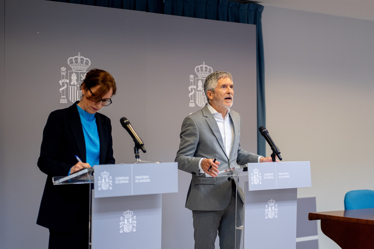 La ministra de Sanidad, Mónica García (i), y el ministro de Interior,Fernando Grande-Marlaska (d), durante una rueda de prensa, en la sede del Ministerio de Sanidad, a 9 de mayo de 2026, en Madrid (España). (Gabriel Luengas/Europa Press)