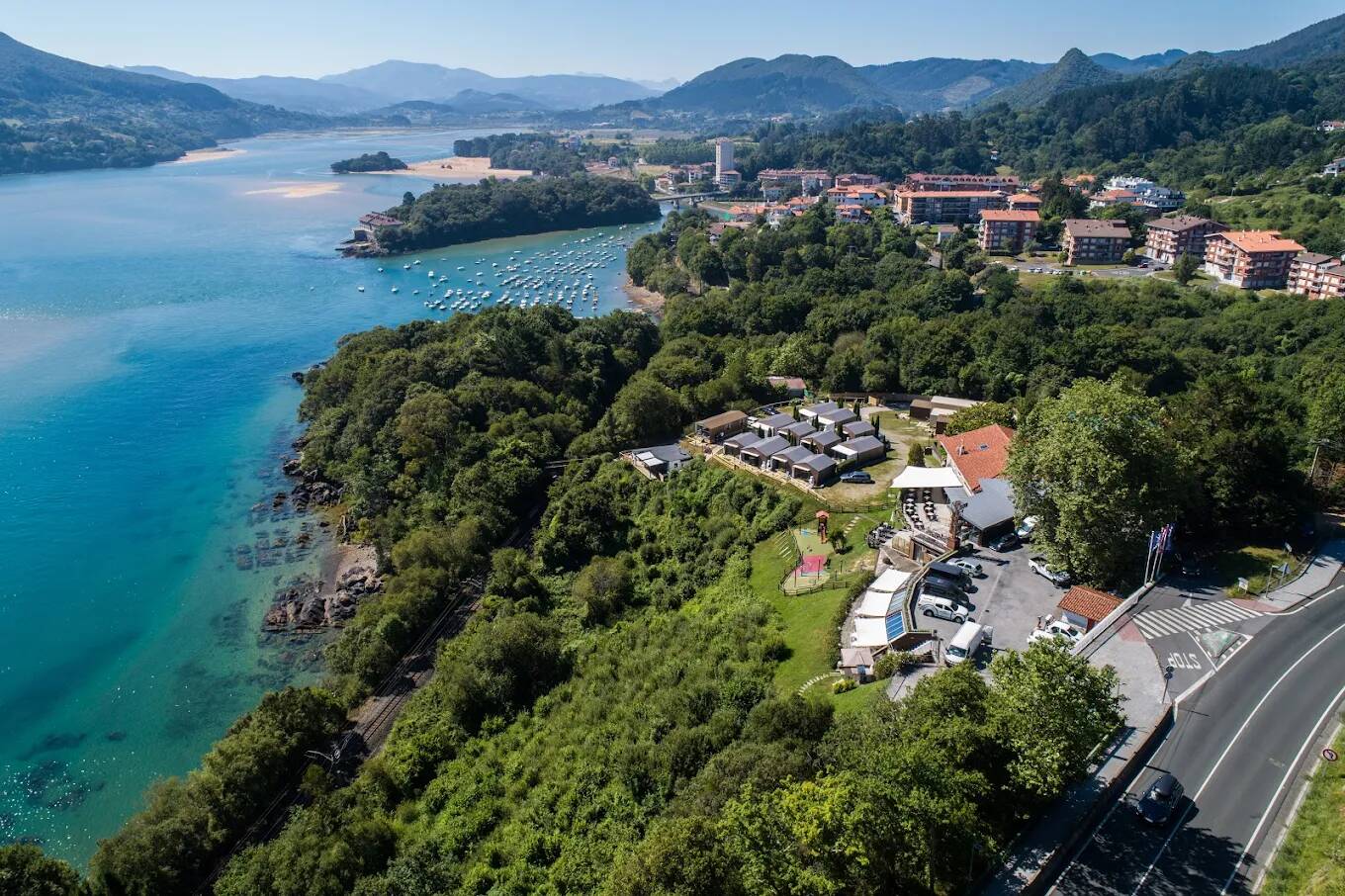 Foto: Vista aérea de este camping en Vizcaya, enclavado entre montañas y el mar Cantábrico, en un entorno natural privilegiado. (Google)