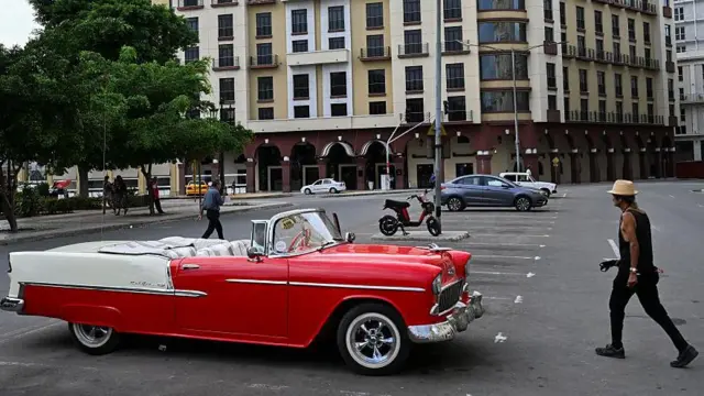 Un automóvil clásico estacionado cerca del hotel Iberostar Parque Central en La Habana, Cuba, en marzo.