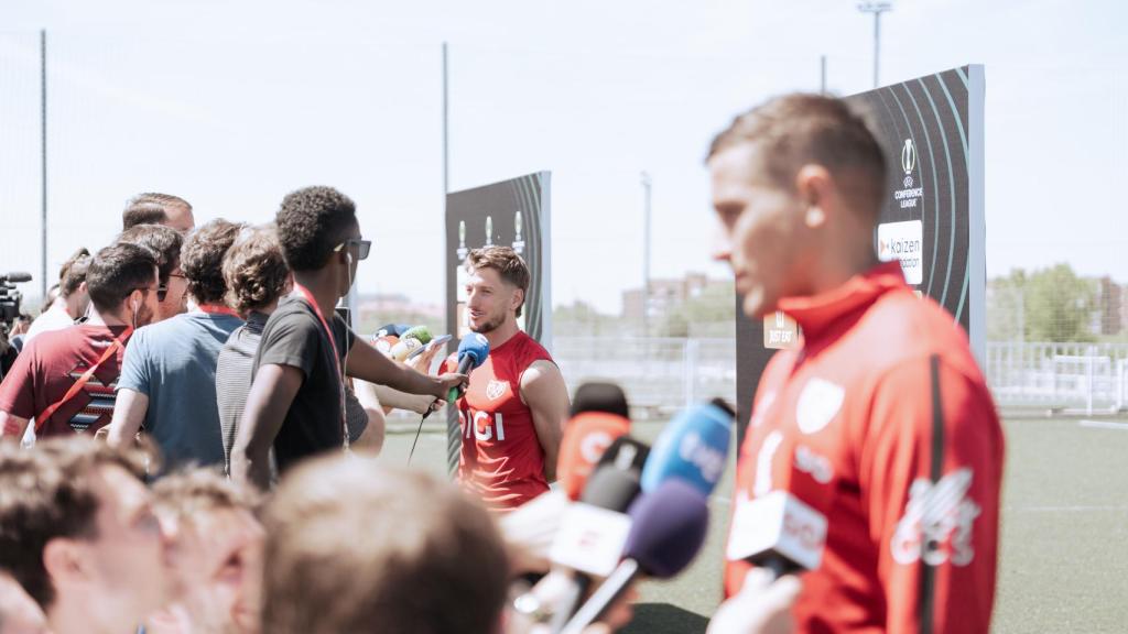 Iván Balliu y Jorge de Frutos, al frente, atendiendo a los periodistas en el Media Day del Rayo Vallecano.