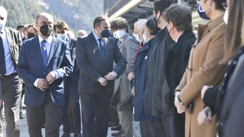 El presidente del Gobierno de Aragón, Javier Lambán (i) y el ministro de Transportes, Movilidad y Agenda Urbana, José Luis Ábalos (d) durante la Inauguración de la estación de ferrocarril de Canfranc el 15 de abril de 2021.