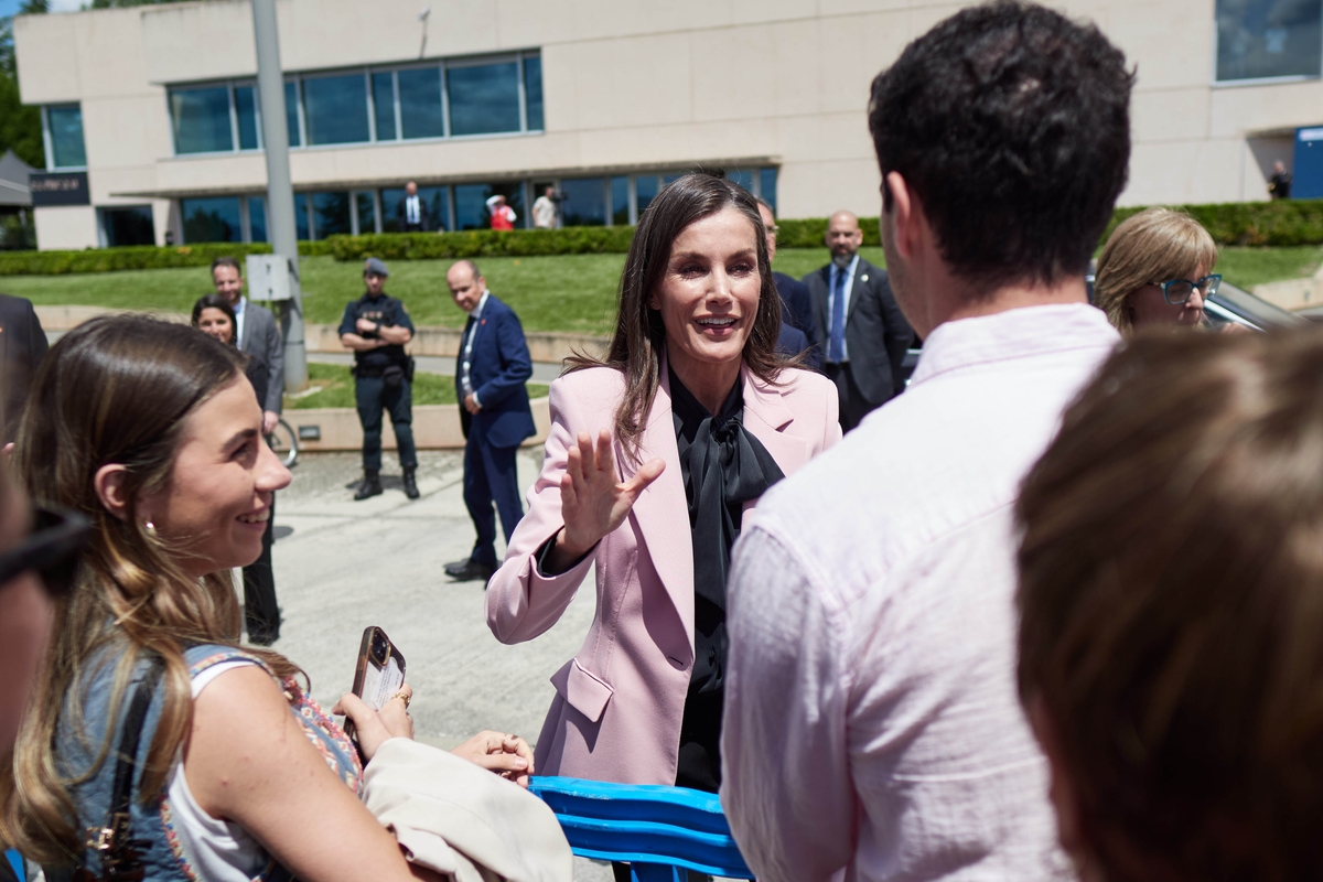 La elegante forma en la que la reina Letizia rechaza la invitación al pódcast de unos estudiantes para hacerles ella la entrevista (Europa Press)