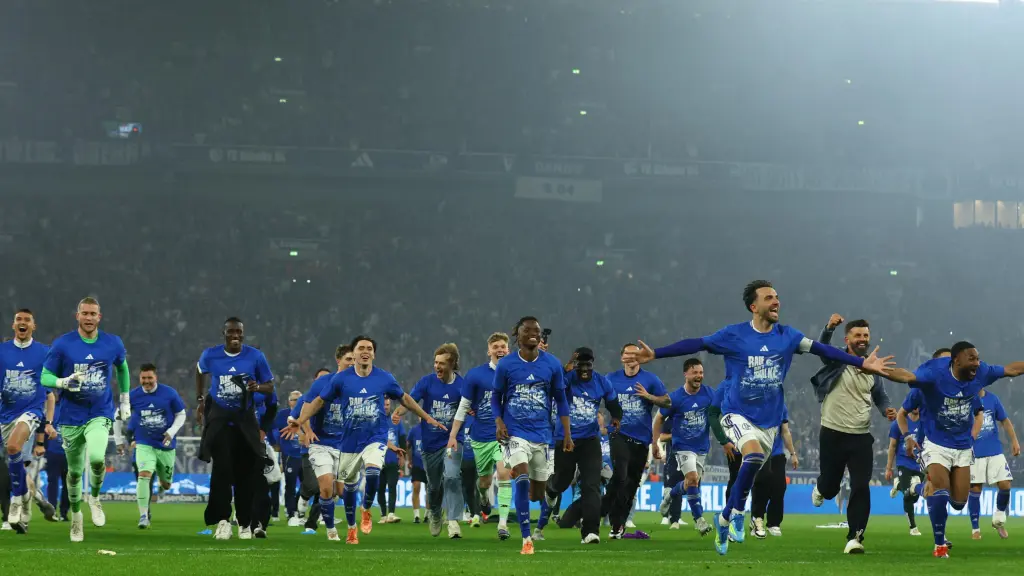 Los jugadores del Schalke celebran el ascenso a la Bundesliga.