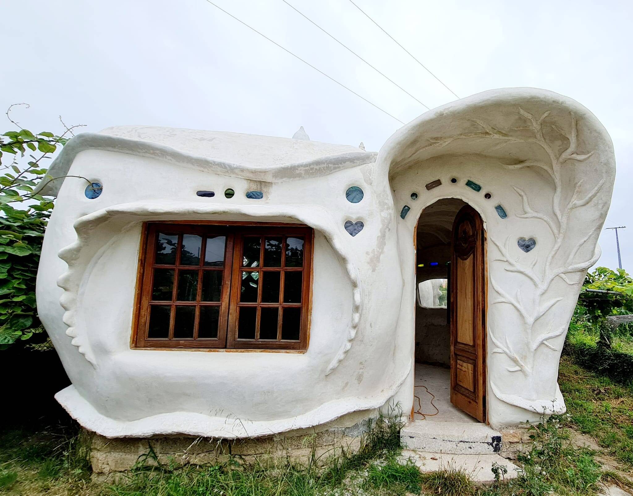 Foto: Entrada de la casa-caracola en O Grove. (Taller Triscal)