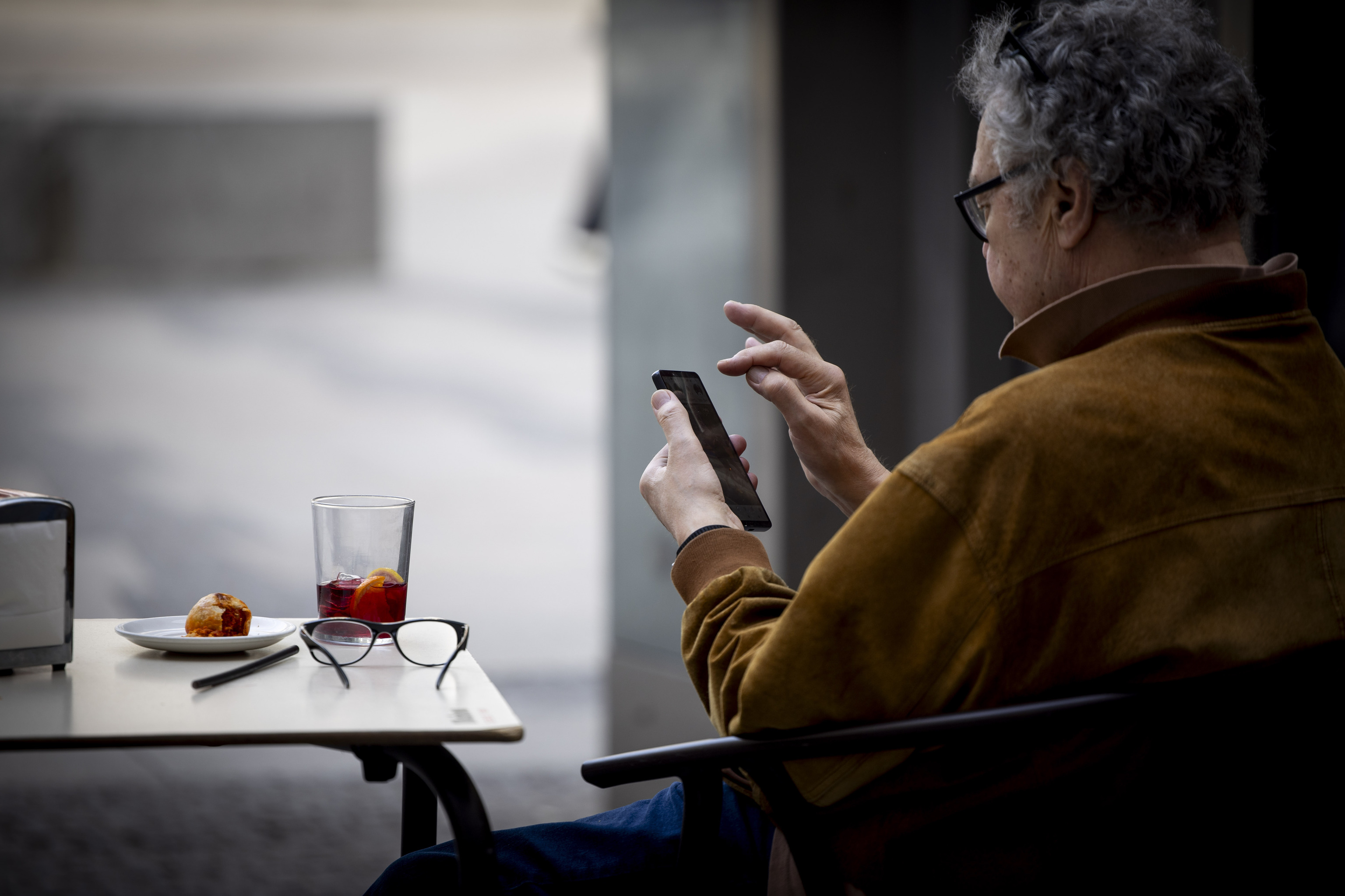 Un hombre revisa su teléfono movil en Madrid.