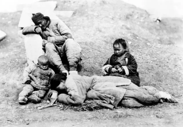 campesinos exhaustos y hambrientos