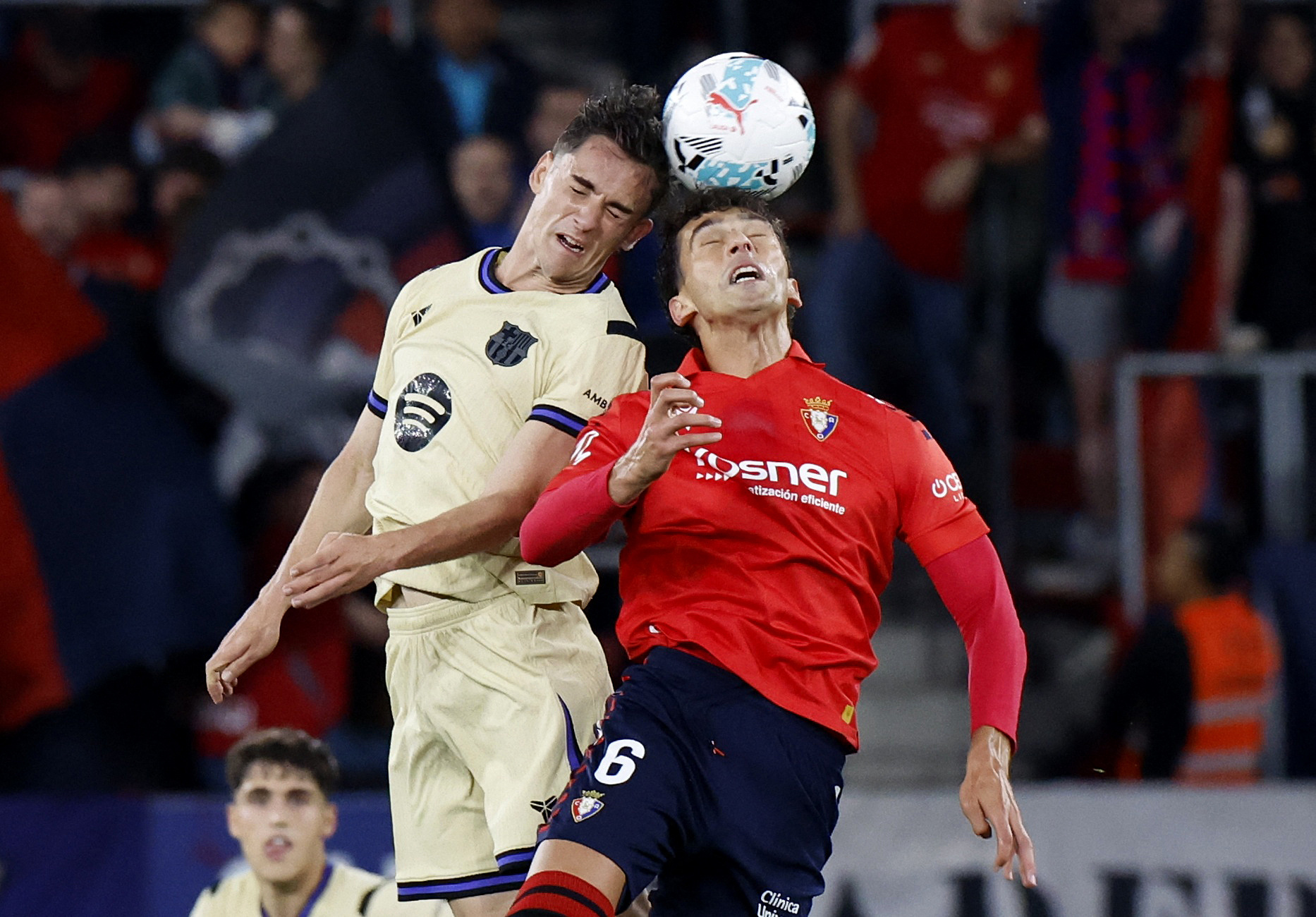 Gavi y Lucas Torró, en la pelea por el balón.